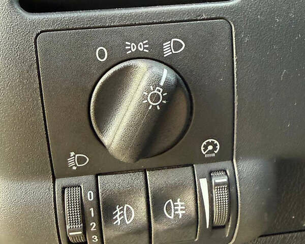 Серый Опель Зафира, объемом двигателя 1.8 л и пробегом 226 тыс. км за 5500 $, фото 39 на Automoto.ua