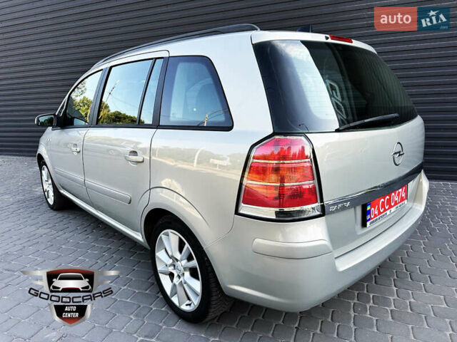 Серый Опель Зафира, объемом двигателя 1.6 л и пробегом 220 тыс. км за 6500 $, фото 3 на Automoto.ua