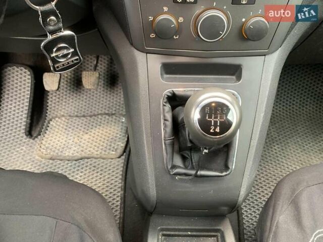 Серый Опель Зафира, объемом двигателя 1.8 л и пробегом 330 тыс. км за 5940 $, фото 34 на Automoto.ua