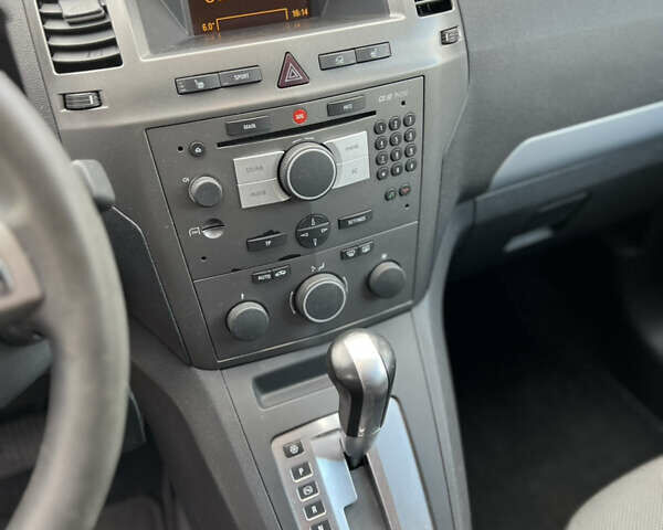 Серый Опель Зафира, объемом двигателя 1.9 л и пробегом 326 тыс. км за 4750 $, фото 4 на Automoto.ua