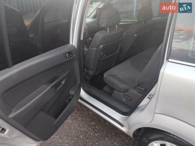 Серый Опель Зафира, объемом двигателя 1.9 л и пробегом 320 тыс. км за 4999 $, фото 7 на Automoto.ua