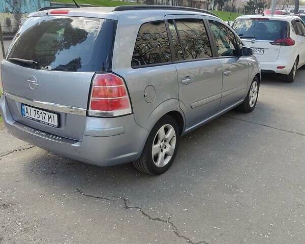 Серый Опель Зафира, объемом двигателя 1.6 л и пробегом 303 тыс. км за 5500 $, фото 3 на Automoto.ua
