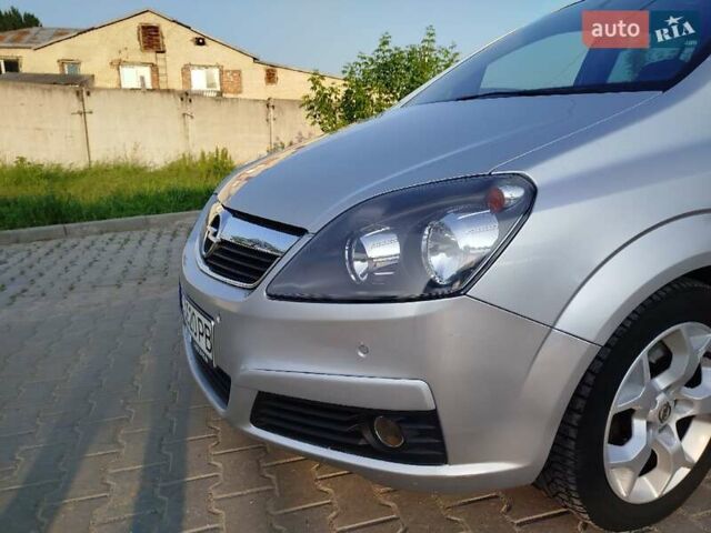 Серый Опель Зафира, объемом двигателя 1.9 л и пробегом 269 тыс. км за 5400 $, фото 3 на Automoto.ua