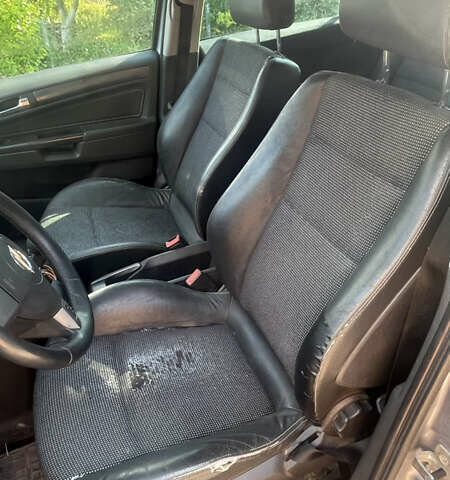 Серый Опель Зафира, объемом двигателя 1.9 л и пробегом 358 тыс. км за 5100 $, фото 3 на Automoto.ua