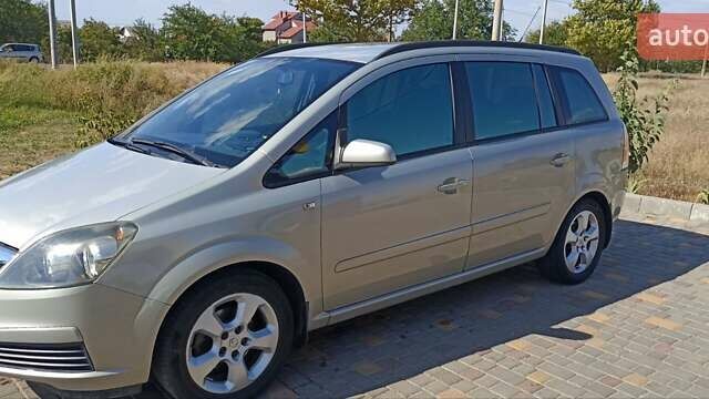 Серый Опель Зафира, объемом двигателя 1.6 л и пробегом 265 тыс. км за 5450 $, фото 2 на Automoto.ua