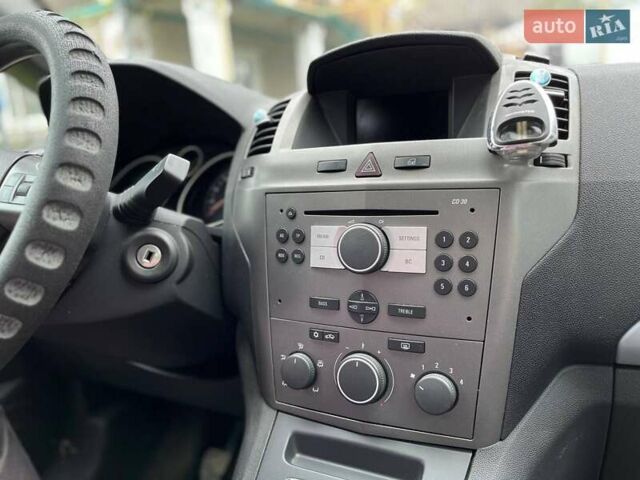 Серый Опель Зафира, объемом двигателя 1.9 л и пробегом 261 тыс. км за 5200 $, фото 8 на Automoto.ua