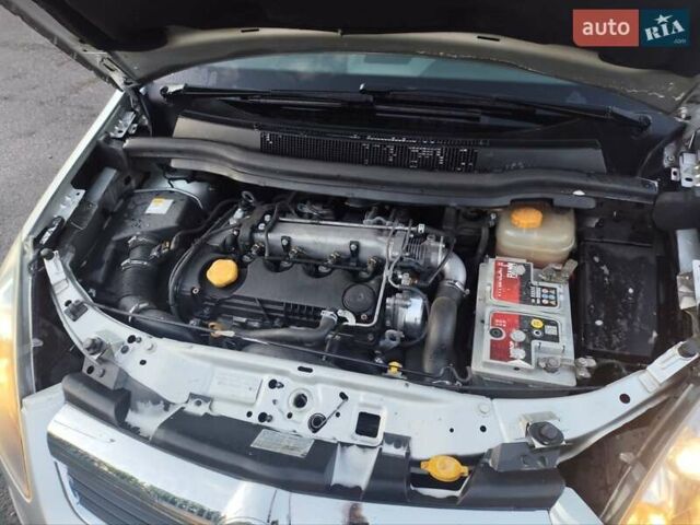 Серый Опель Зафира, объемом двигателя 1.9 л и пробегом 320 тыс. км за 4999 $, фото 3 на Automoto.ua