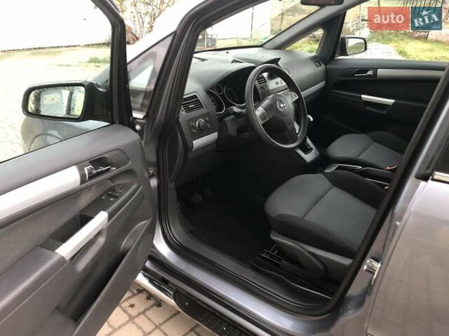 Серый Опель Зафира, объемом двигателя 1.6 л и пробегом 225 тыс. км за 5600 $, фото 1 на Automoto.ua