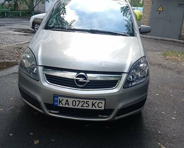Серый Опель Зафира, объемом двигателя 2.2 л и пробегом 327 тыс. км за 5100 $, фото 1 на Automoto.ua