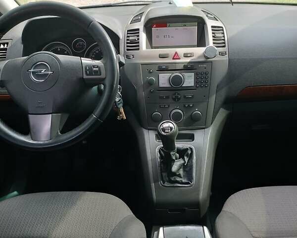 Серый Опель Зафира, объемом двигателя 1.9 л и пробегом 271 тыс. км за 6100 $, фото 2 на Automoto.ua