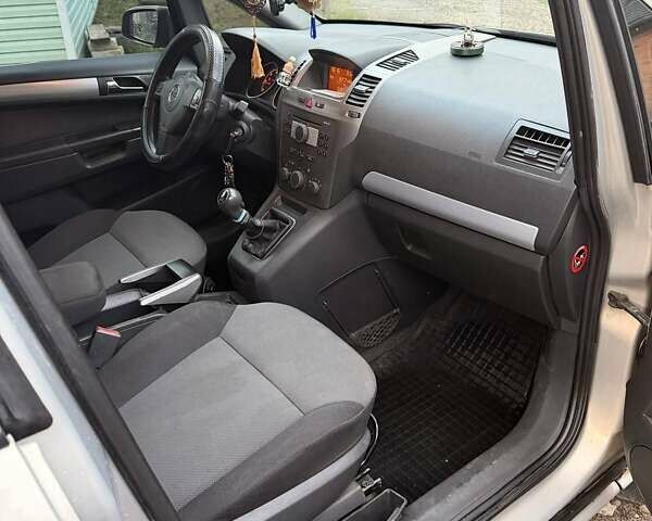 Серый Опель Зафира, объемом двигателя 1.91 л и пробегом 225 тыс. км за 4400 $, фото 15 на Automoto.ua