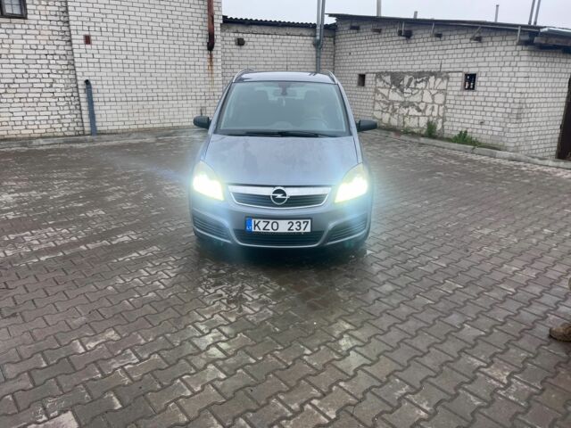 Серый Опель Зафира, объемом двигателя 1.9 л и пробегом 271 тыс. км за 2850 $, фото 1 на Automoto.ua