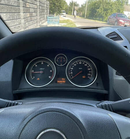 Серый Опель Зафира, объемом двигателя 1.9 л и пробегом 358 тыс. км за 5100 $, фото 2 на Automoto.ua