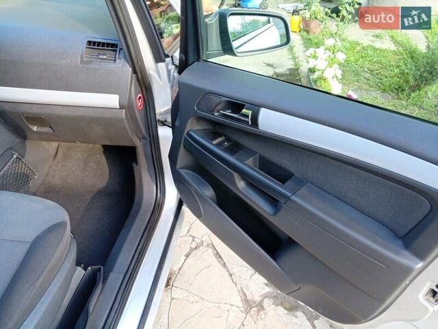 Серый Опель Зафира, объемом двигателя 1.6 л и пробегом 240 тыс. км за 5300 $, фото 4 на Automoto.ua