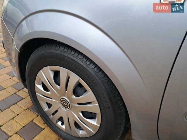 Серый Опель Зафира, объемом двигателя 1.9 л и пробегом 278 тыс. км за 4500 $, фото 63 на Automoto.ua