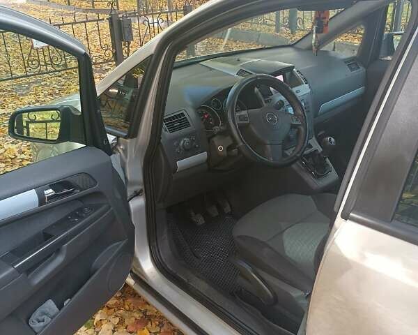 Серый Опель Зафира, объемом двигателя 1.6 л и пробегом 236 тыс. км за 5300 $, фото 2 на Automoto.ua