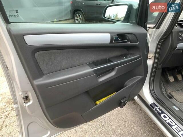 Серый Опель Зафира, объемом двигателя 1.8 л и пробегом 330 тыс. км за 5940 $, фото 19 на Automoto.ua