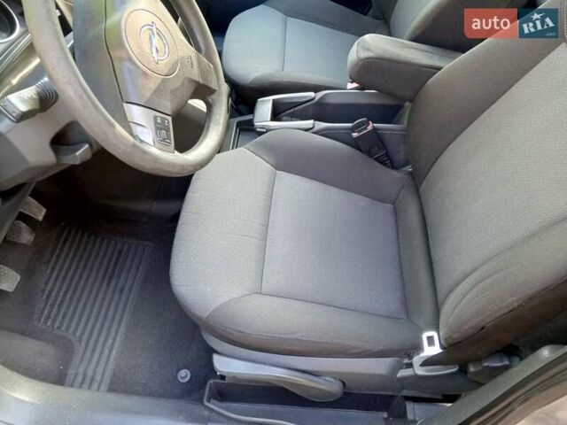 Серый Опель Зафира, объемом двигателя 1.6 л и пробегом 240 тыс. км за 5300 $, фото 17 на Automoto.ua