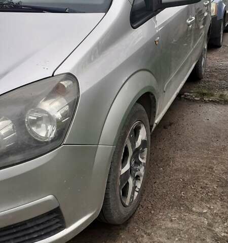 Серый Опель Зафира, объемом двигателя 1.9 л и пробегом 284 тыс. км за 5700 $, фото 1 на Automoto.ua