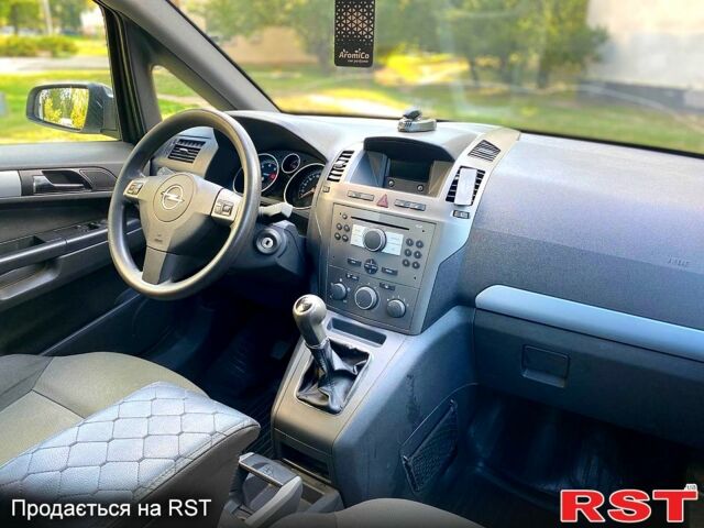 Серый Опель Зафира, объемом двигателя 1.8 л и пробегом 150 тыс. км за 4600 $, фото 5 на Automoto.ua