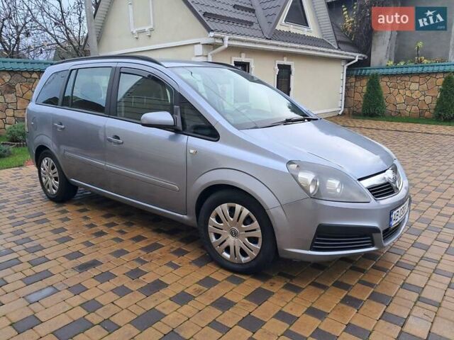 Серый Опель Зафира, объемом двигателя 1.9 л и пробегом 278 тыс. км за 4500 $, фото 2 на Automoto.ua