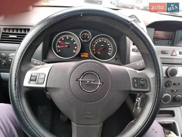 Серый Опель Зафира, объемом двигателя 1.6 л и пробегом 190 тыс. км за 6500 $, фото 7 на Automoto.ua
