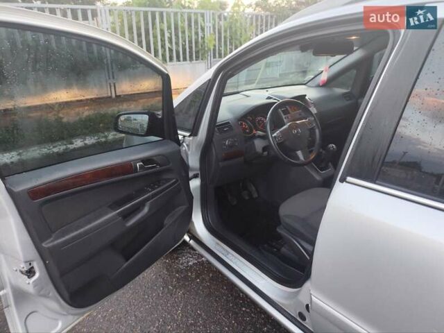 Серый Опель Зафира, объемом двигателя 1.9 л и пробегом 320 тыс. км за 4999 $, фото 4 на Automoto.ua