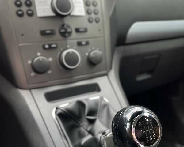 Серый Опель Зафира, объемом двигателя 1.9 л и пробегом 261 тыс. км за 5200 $, фото 12 на Automoto.ua