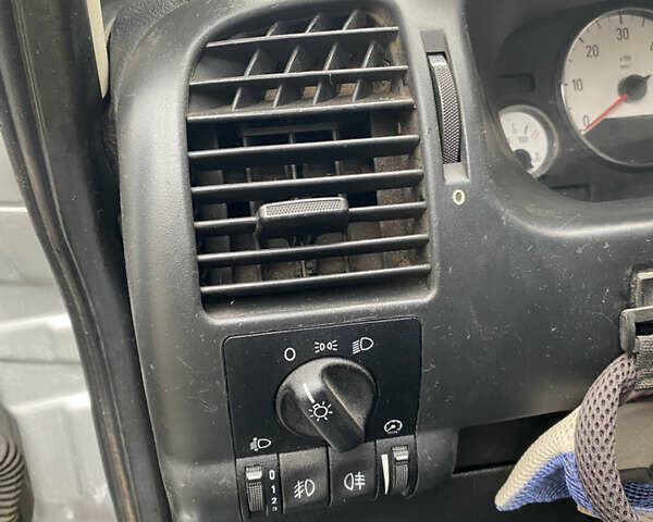 Серый Опель Зафира, объемом двигателя 2.2 л и пробегом 265 тыс. км за 5250 $, фото 20 на Automoto.ua