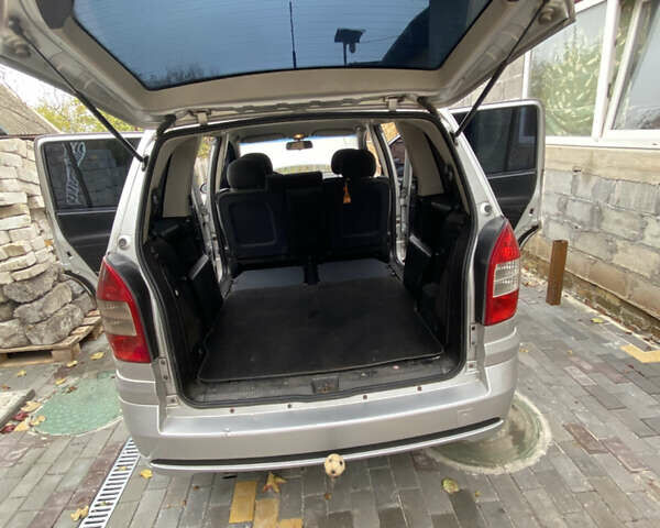 Серый Опель Зафира, объемом двигателя 2.2 л и пробегом 265 тыс. км за 5250 $, фото 30 на Automoto.ua