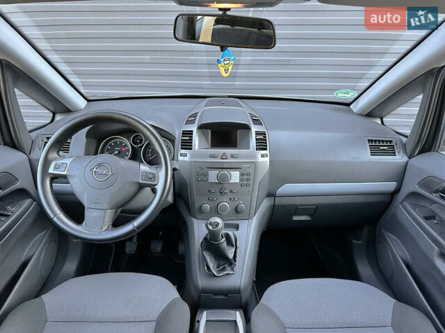 Серый Опель Зафира, объемом двигателя 1.6 л и пробегом 220 тыс. км за 6500 $, фото 5 на Automoto.ua