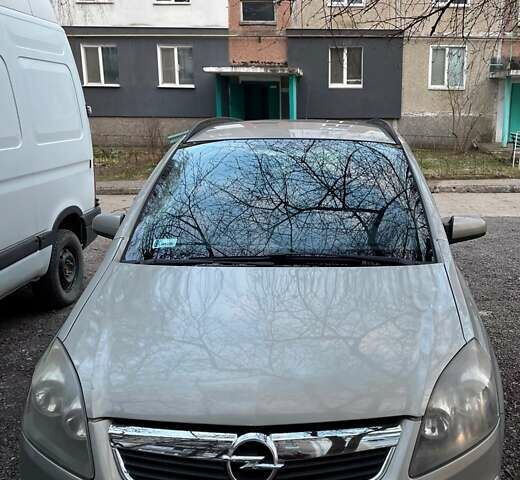 Серый Опель Зафира, объемом двигателя 1.9 л и пробегом 261 тыс. км за 5200 $, фото 7 на Automoto.ua