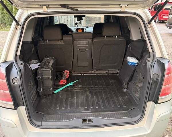 Серый Опель Зафира, объемом двигателя 1.91 л и пробегом 225 тыс. км за 4400 $, фото 17 на Automoto.ua