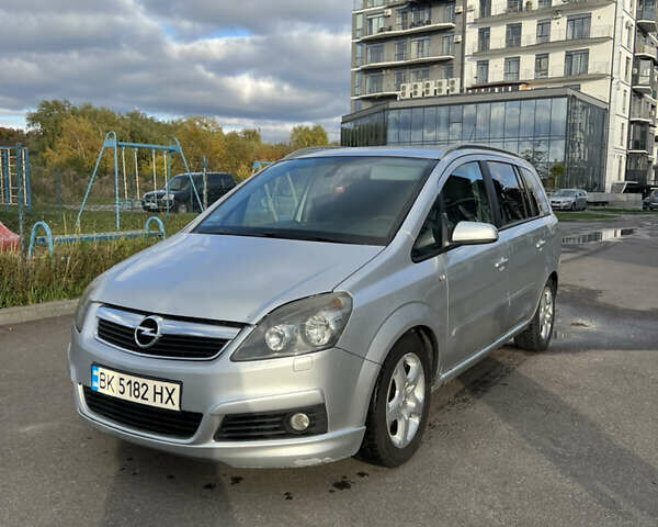 Серый Опель Зафира, объемом двигателя 1.9 л и пробегом 326 тыс. км за 4750 $, фото 1 на Automoto.ua