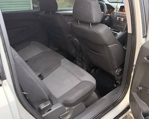 Серый Опель Зафира, объемом двигателя 1.91 л и пробегом 225 тыс. км за 4400 $, фото 13 на Automoto.ua