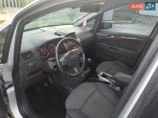 Серый Опель Зафира, объемом двигателя 1.9 л и пробегом 320 тыс. км за 4999 $, фото 6 на Automoto.ua