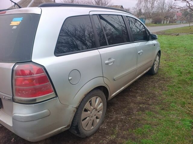 Серый Опель Зафира, объемом двигателя 1.9 л и пробегом 471 тыс. км за 4999 $, фото 4 на Automoto.ua