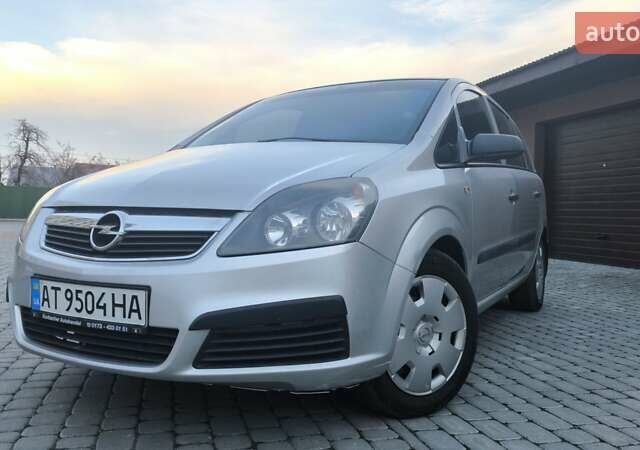 Серый Опель Зафира, объемом двигателя 1.6 л и пробегом 302 тыс. км за 4600 $, фото 2 на Automoto.ua