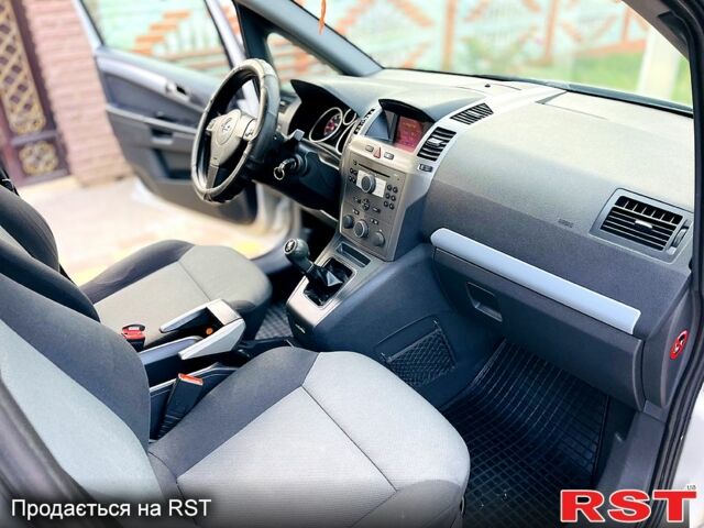 Серый Опель Зафира, объемом двигателя 1.6 л и пробегом 230 тыс. км за 5200 $, фото 3 на Automoto.ua