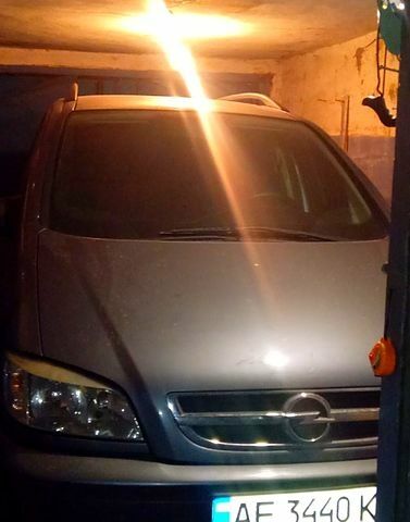 Серый Опель Зафира, объемом двигателя 1.8 л и пробегом 408 тыс. км за 5000 $, фото 5 на Automoto.ua