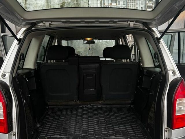 Серый Опель Зафира, объемом двигателя 2.2 л и пробегом 460 тыс. км за 4200 $, фото 7 на Automoto.ua