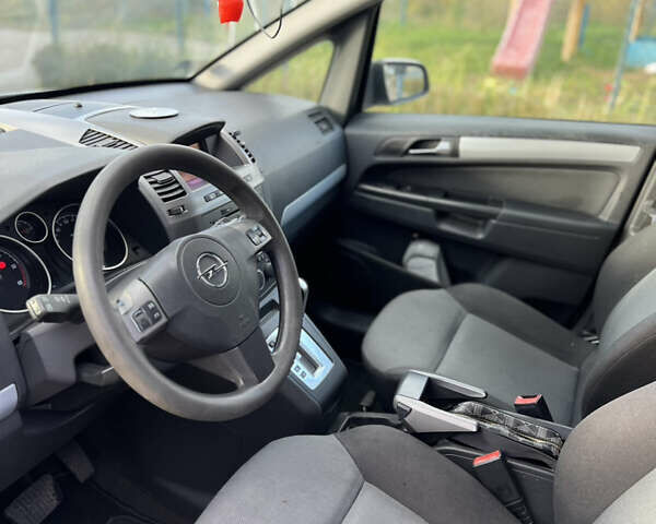 Серый Опель Зафира, объемом двигателя 1.9 л и пробегом 326 тыс. км за 4750 $, фото 3 на Automoto.ua