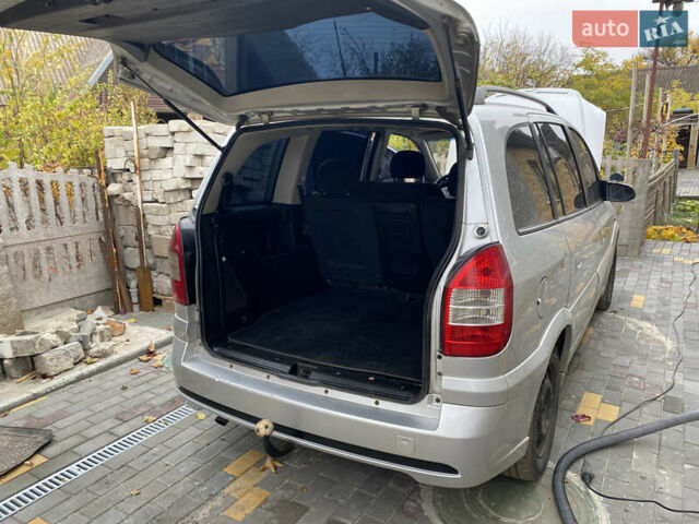 Серый Опель Зафира, объемом двигателя 2.2 л и пробегом 265 тыс. км за 5250 $, фото 4 на Automoto.ua