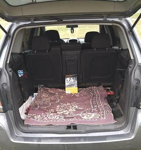 Серый Опель Зафира, объемом двигателя 1.91 л и пробегом 380 тыс. км за 3700 $, фото 6 на Automoto.ua