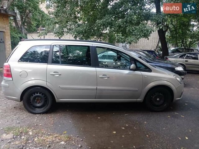 Серый Опель Зафира, объемом двигателя 2.2 л и пробегом 327 тыс. км за 5100 $, фото 3 на Automoto.ua