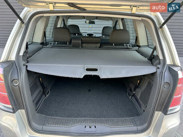 Серый Опель Зафира, объемом двигателя 1.6 л и пробегом 220 тыс. км за 6500 $, фото 7 на Automoto.ua