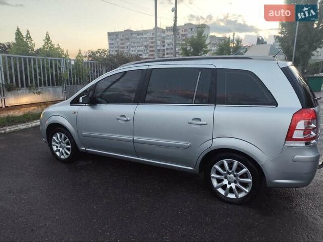 Серый Опель Зафира, объемом двигателя 1.9 л и пробегом 320 тыс. км за 4999 $, фото 2 на Automoto.ua