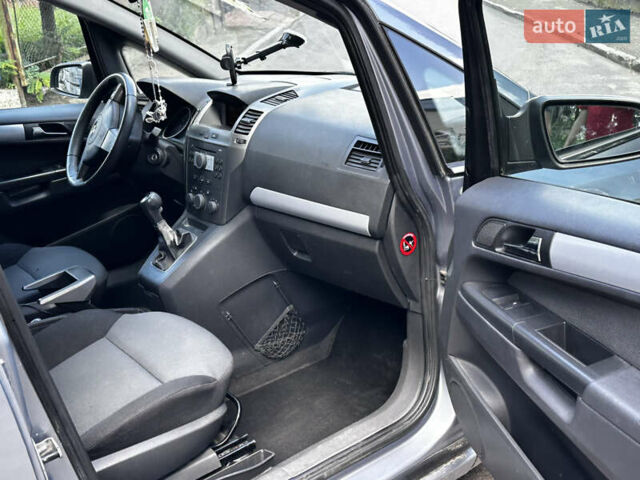 Серый Опель Зафира, объемом двигателя 2.2 л и пробегом 226 тыс. км за 5300 $, фото 12 на Automoto.ua