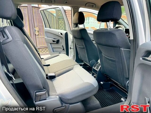 Серый Опель Зафира, объемом двигателя 1.6 л и пробегом 230 тыс. км за 5200 $, фото 2 на Automoto.ua