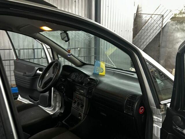 Серый Опель Зафира, объемом двигателя 2.2 л и пробегом 460 тыс. км за 4200 $, фото 6 на Automoto.ua